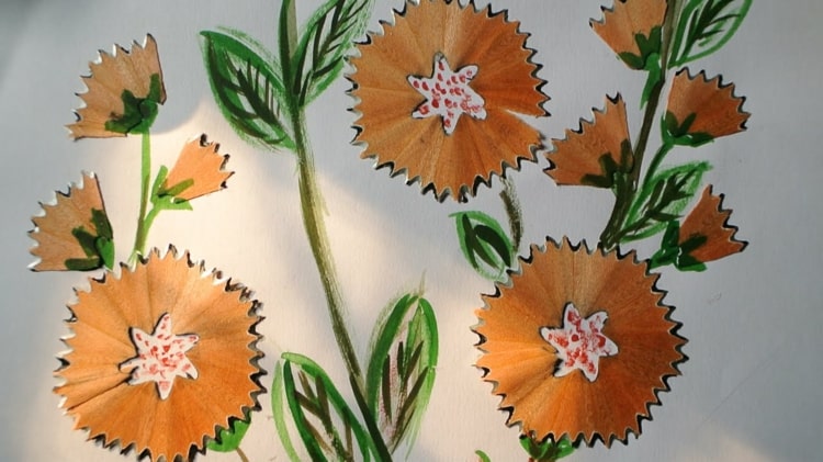 Bilder aus Holz - Blumen mit Anspitzresten und Acrylfarben basteln