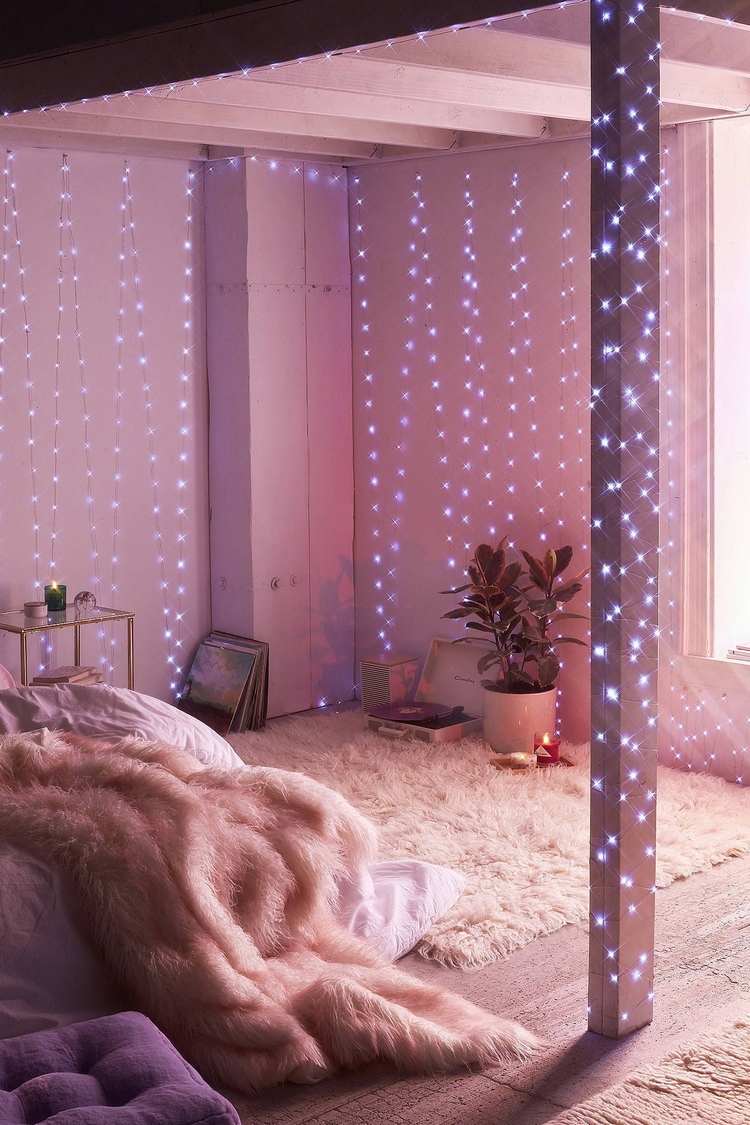 Blaue Beleuchtung im Schlafzimmer mit Boho Feeling