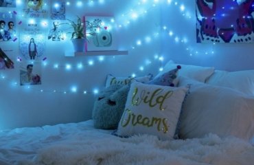 Blaue LED Beleuchtung im Schlafzimmer und Kissen Wild Dreams