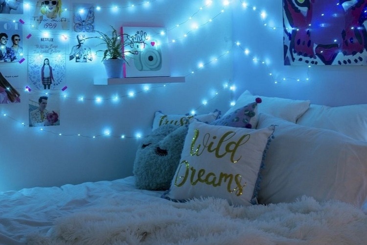 Blaue LED Beleuchtung im Schlafzimmer und Kissen Wild Dreams