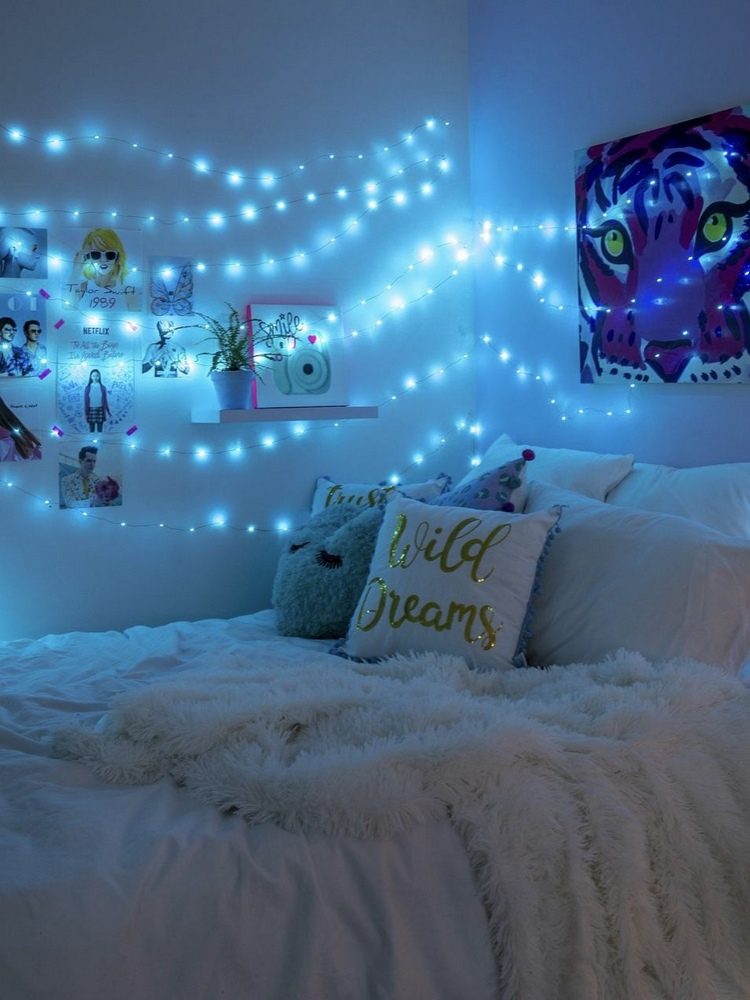 Blaue Beleuchtung im Schlafzimmer und Kissen Wild Dreams