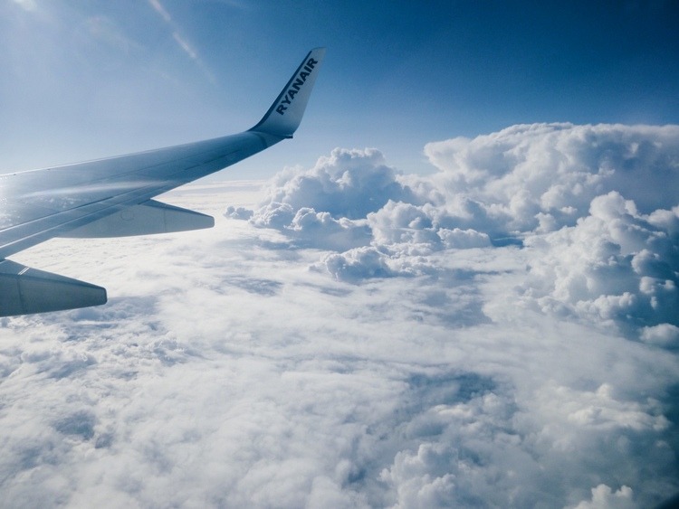 Blick auf Wolken aus einem Flugzeug