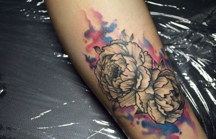 Blumen Tattoomotiv Unterarm Tattoodesign für Frauen New School Tattoo