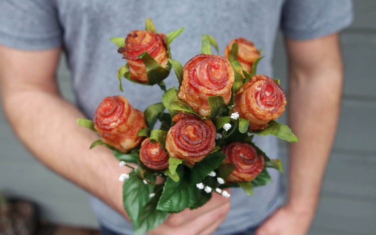 Blumenstrauß aus Speck selber machen Valentinstag Geschenk Mann