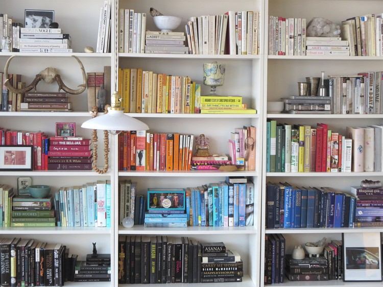 Bücher nach Farben sortieren Einrichtungstipps für Bibliothek zuhause