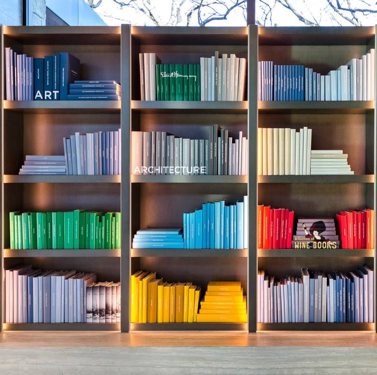 Bücher nach Farben sortieren und Ideen für Hausbibliothek einrichten