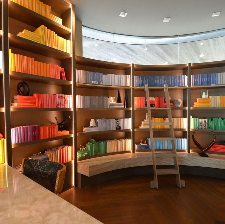 Bücher nach Farben sortieren und Lesezimmer durch Trennwand vom Wohnzimmer abgrenzen
