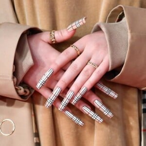 Burberry Nageldesign Winter Nageltrends 2021 Logo Nails