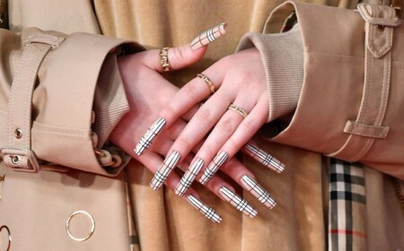 Burberry Nageldesign Winter Nageltrends 2021 Logo Nails