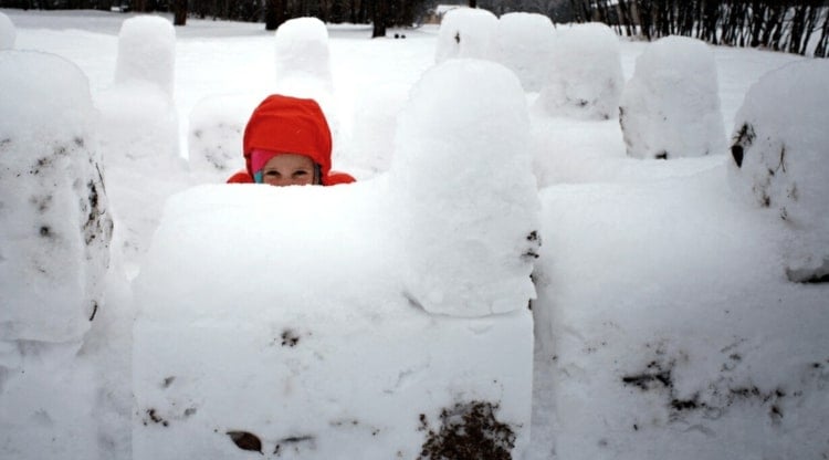 Burg mit Schnee bauen für Kinder - Einfache Ideen zum Toben im Freien