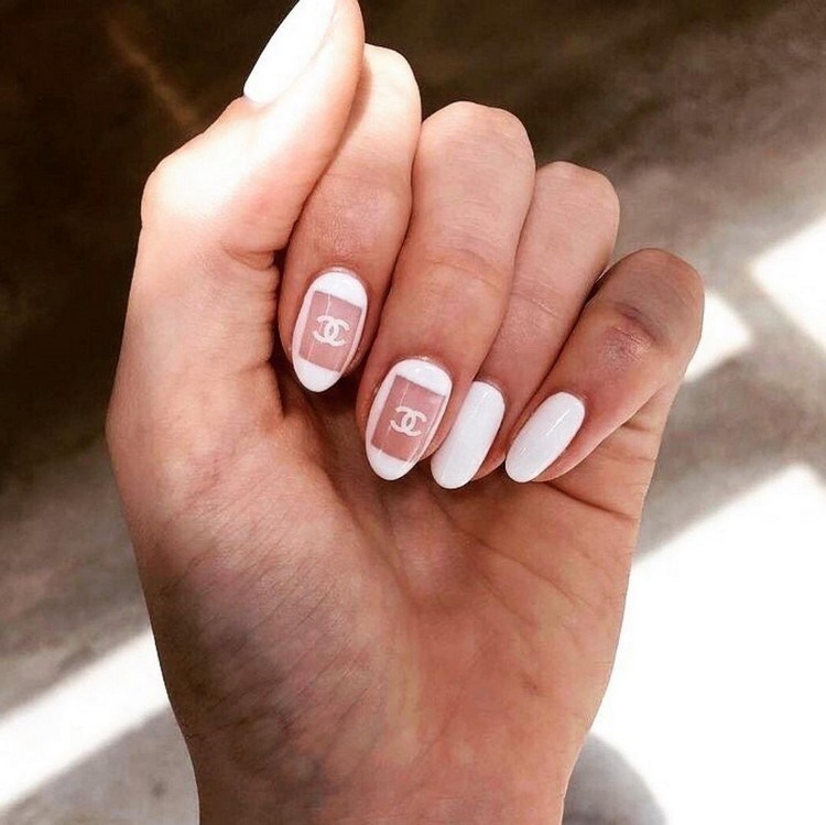 Chanel Nagedesign weiße Nägel Logo Nails Nageltrend
