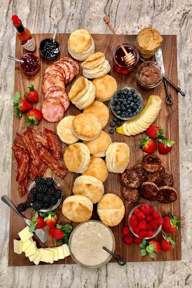 Charcuterie-Frühstücksplatte mit Obst Breakfast Charcuterie Boards