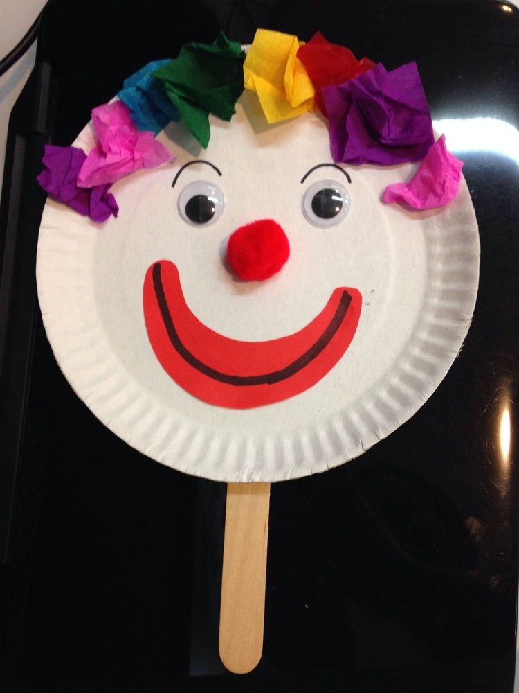 Clown Spielpuppe basteln zum Karneval aus Pappteller und Eisstiel