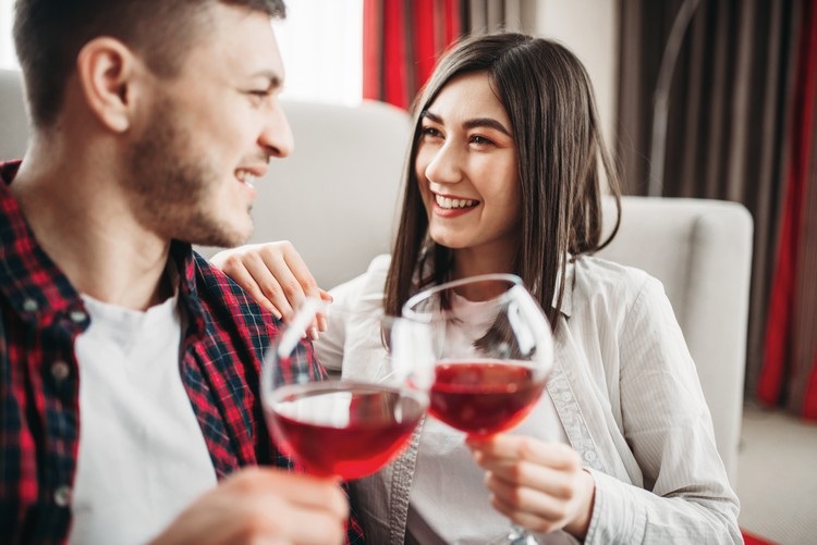 Dating Tipps bei Corona Valentinstag Zuhause feiern