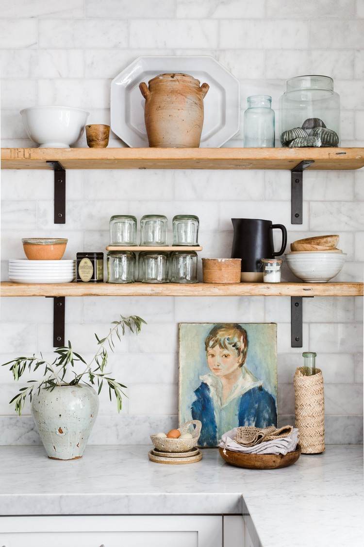 Deko für schwebende Küchenregale mit Keramik und Bilder
