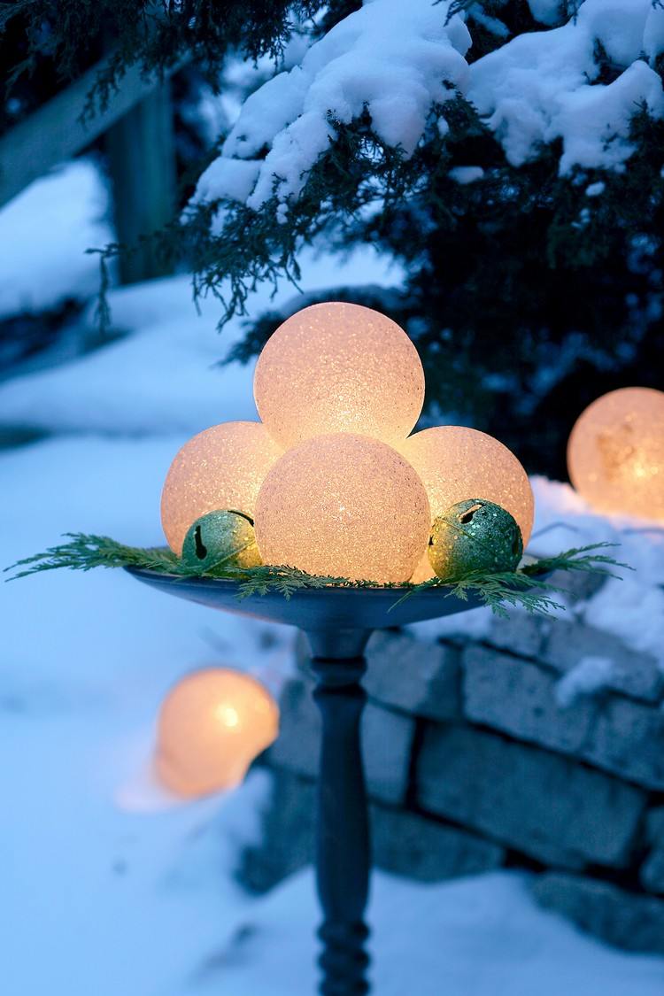 Deko im Januar für Garten LED-Lampen mit Frost-Effekt und Glocken