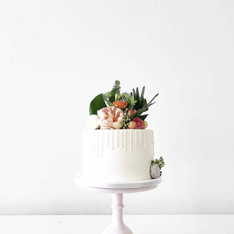 Einfache kleine Hochzeitstorten einstöckig - Drip Cake in Weiß mit exotischen Blüten