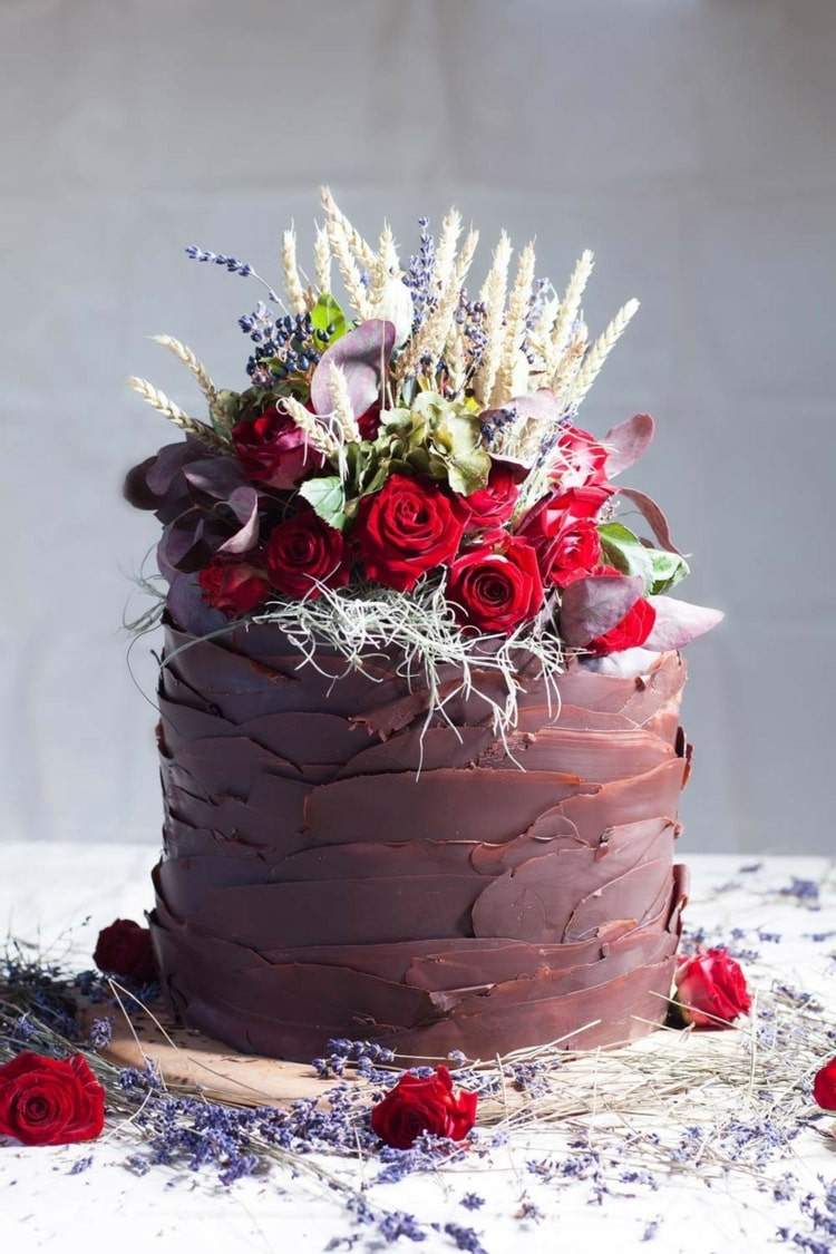 Einfache kleine Hochzeitstorten einstöckig mit Schokolade und roten Rosen