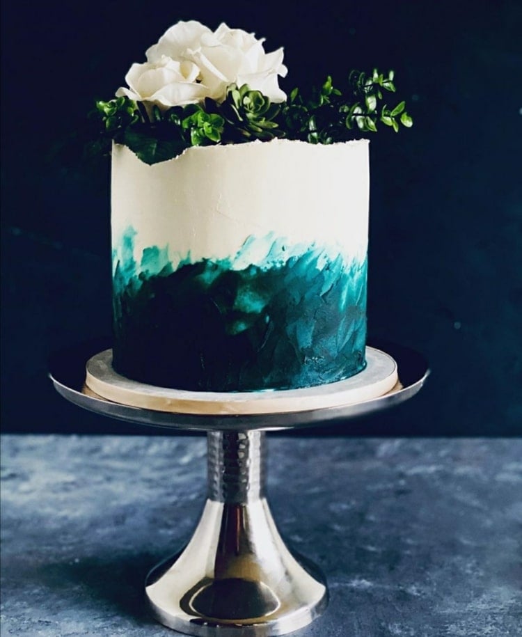 Einzigartige Torte mit dramatischem Effekt in dunklem Blau-Grün