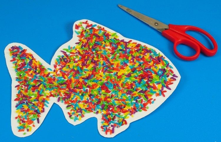 Fisch Reisbild mit Regenbogenreis ausschneiden
