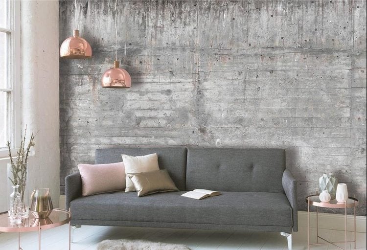 Fototapete betonoptik grau fürs moderne wohnzimmer mit accessoires in rosegold kombiniert