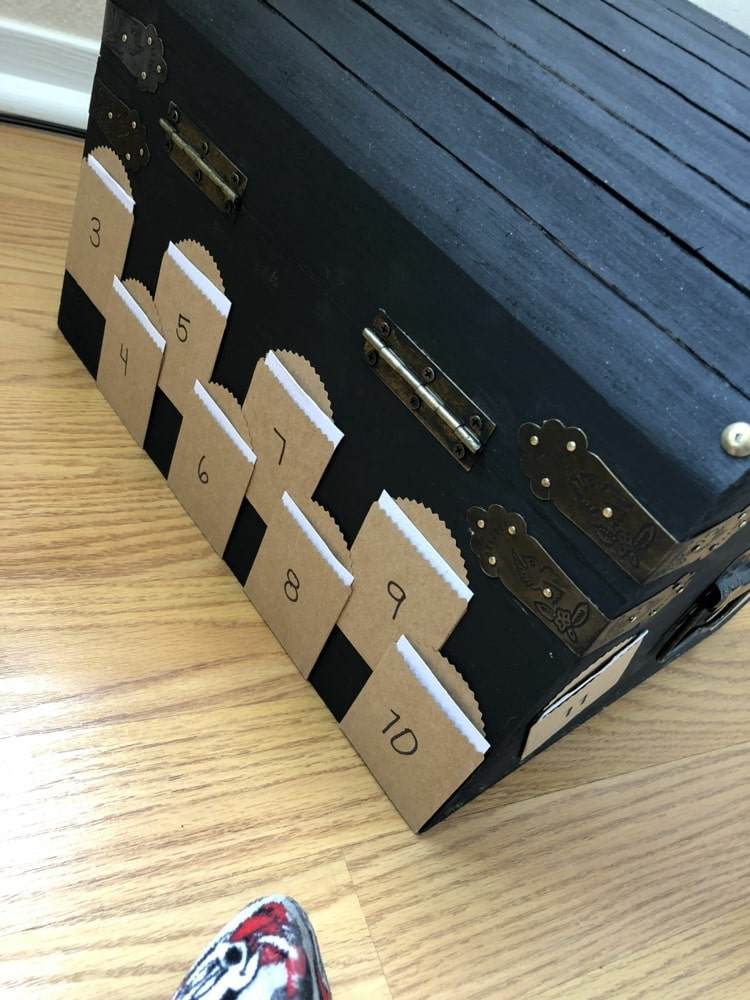 Geschenkbox in Form einer Schatztruhe aus Holz mit Gutscheinen für jeden Monat