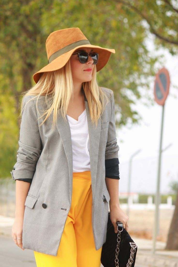 Grau und Gelb kombinieren Kleidung Blazer Outfits Modetrends 2021