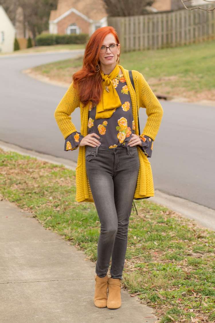 Grau und Gelb kombinieren Kleidung Graue Jeans Outfit Ideen