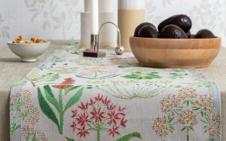Großmaschiger Tischläufer mit floralen Motiven im Pixel-Look