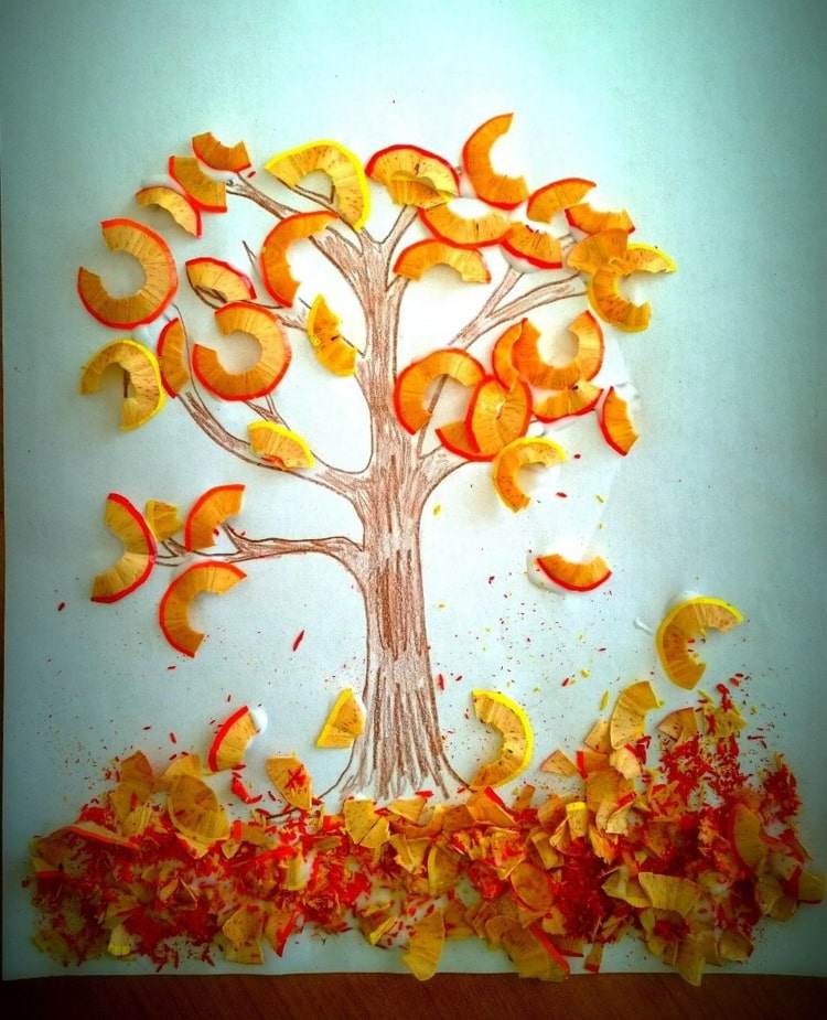 Herbstbild aus Holz in orange und gelb - Laubbaum auf Papier basteln