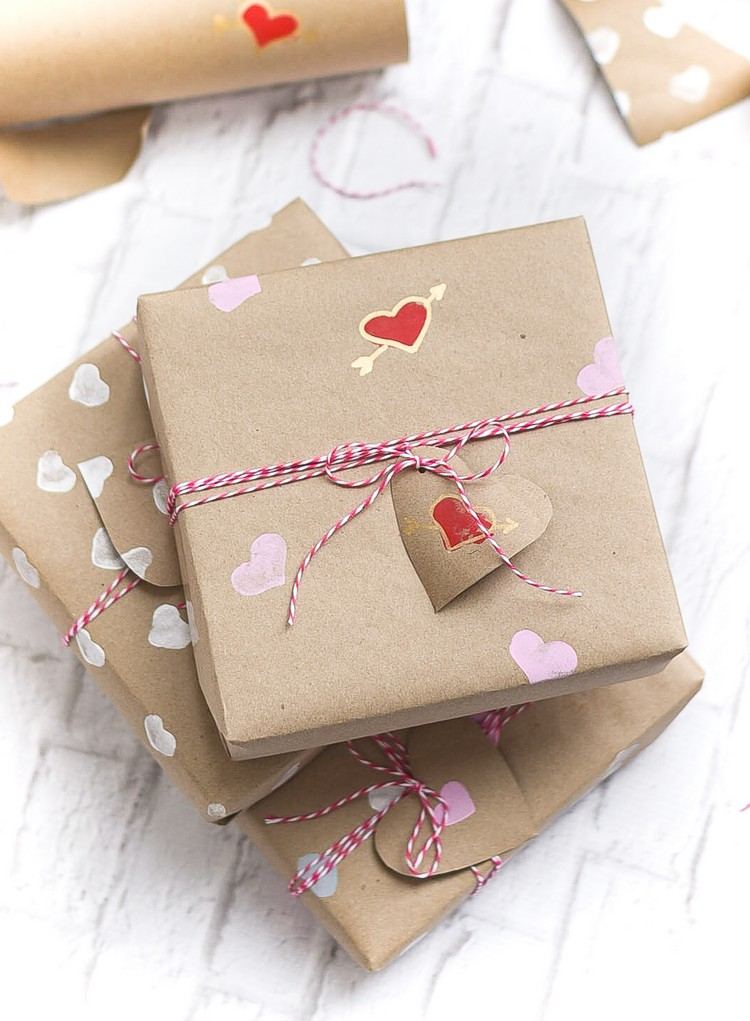 Herzen auf Geschenkpapier stempeln und Valentinstag Geschenk verpacken