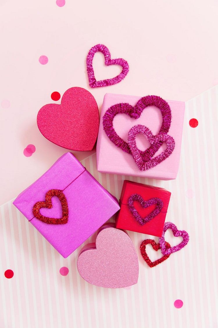 Herzen aus Pfeifenreinigern basteln und Valentinstag Geschenk verpacken