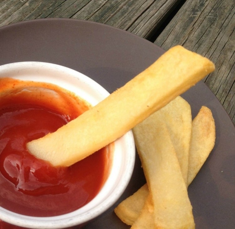 Honig-Ketchup-Sauce mit Sriracha zum Dippen von Pommes, Hähnchen, Chips oder Gemüsesticks
