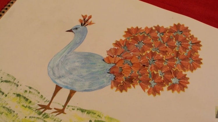 Idee für einen selbst gemalten Pfau mit Schwanzfedern aus Buntstiftspänen