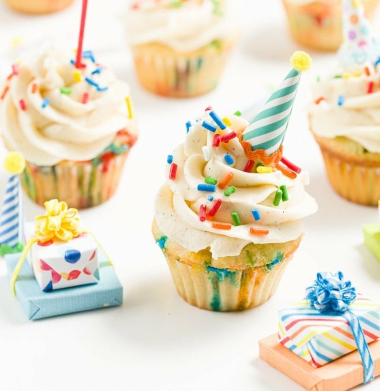 Karneval Cupcakes verzieren mit Partyhut und Streusel