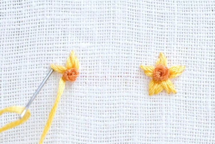 Kleine Blumen sticken - Dreieckige Blüten für Osterglöckchen in gelber Farbe