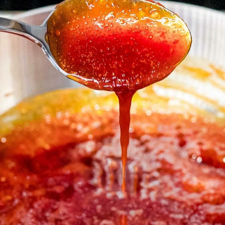 Koreanische Ketchup-Honig-Soße mit Gochujang und Erdbeermarmelade