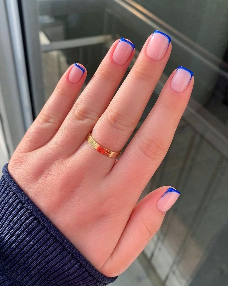 Micro French Nails Nageltrend Blaue Nägel Trend