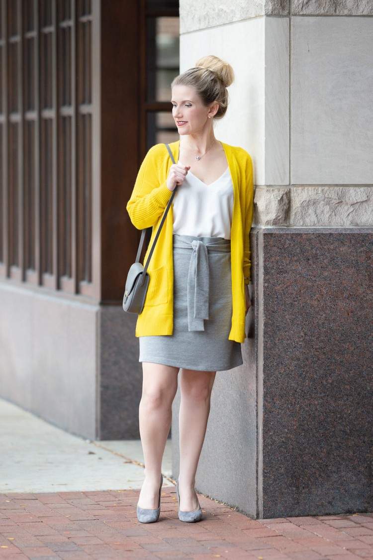 Minirock Outfit für das Büro Grau und Gelb kombinieren Kleidung
