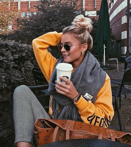 Modetends Frühling 2021 Pantone Farben 2021 Grau und Gelb kombinieren Kleidung