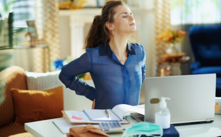 Nackenschmerzen und Rückenschmerzen vorbeugen durch ergonomischen Stuhl und höhenverstellbaren Schreibtisch
