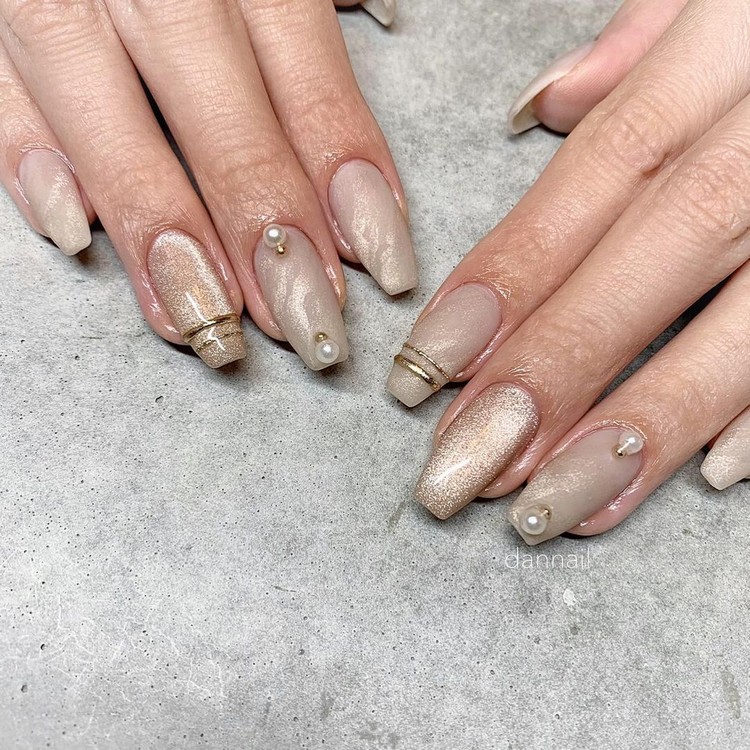 Nageldesign in Gold Nageltrends 2021 Pearl Nails