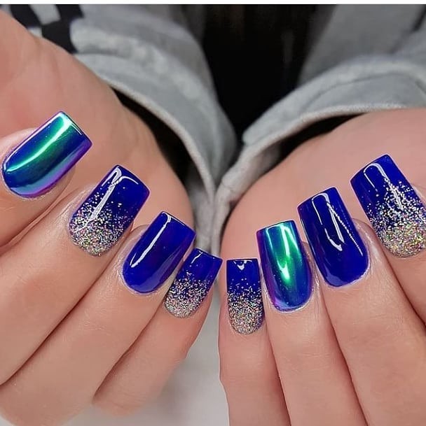 Nageltrends Frühling 2021 blaue Nägel mit Glitzer