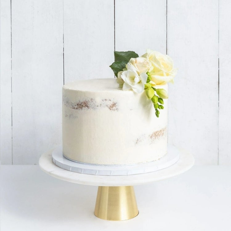 Naked Cake Idee für eine schlichte, doch schöne Hochzeit