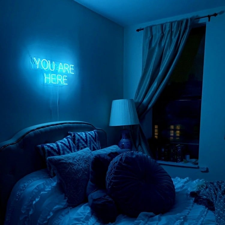 Neon Schriftzug blau im Schlafzimmer