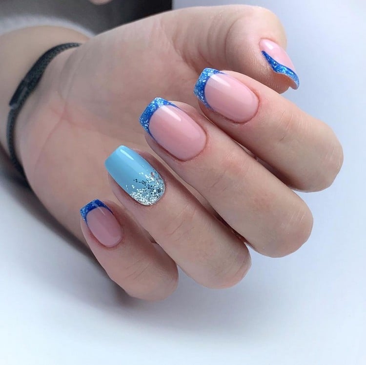 Pastelfarbene Nagelspitzen French Nails für kurze Nägel
