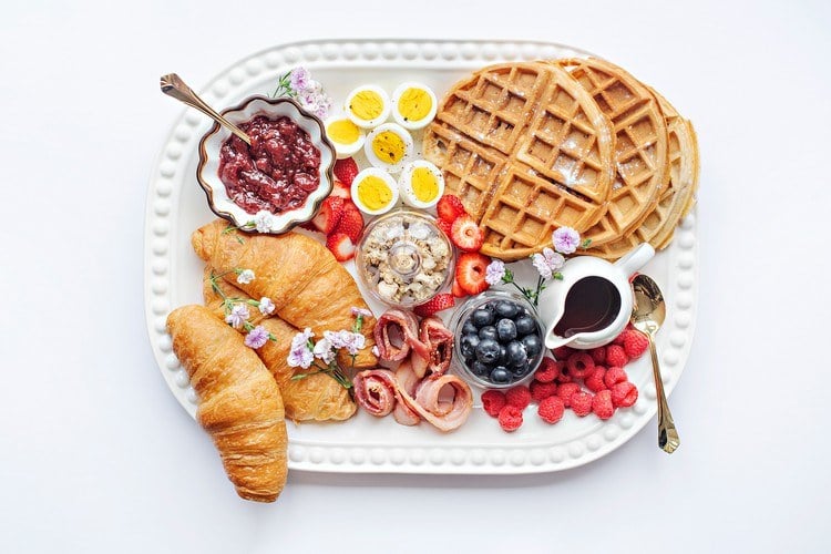 Pfannkuchen Breakfast Charcuterie Board Charcuterie-Frühstücksplatte anrichten Tipps
