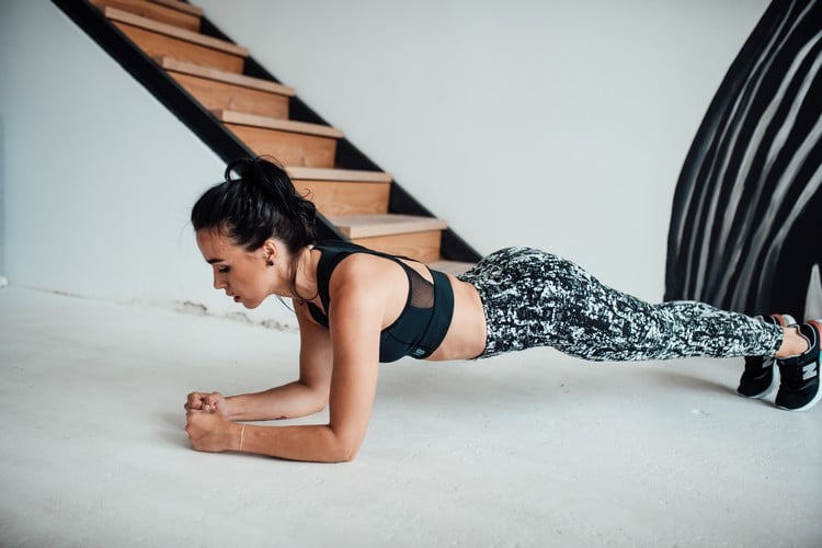 Plank Varianten ist ein Training abends gesund Workout vor dem Schlafengehen
