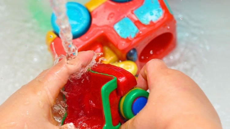 Plastik Spielzeug reinigen schnell und einfach mit Seife und Wasser