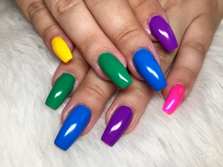 Rainbow Nails Nageltrend 2021 Neonfarben Nagellack